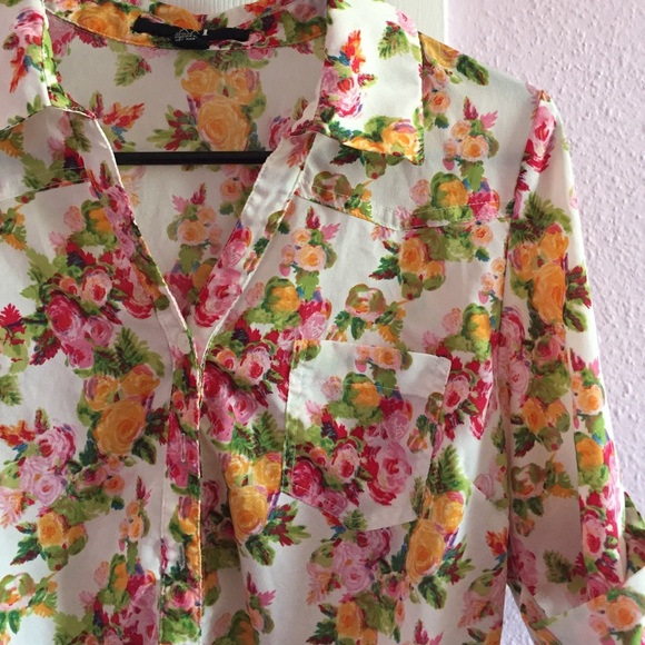 Floral button down top - Picture 2 of 3