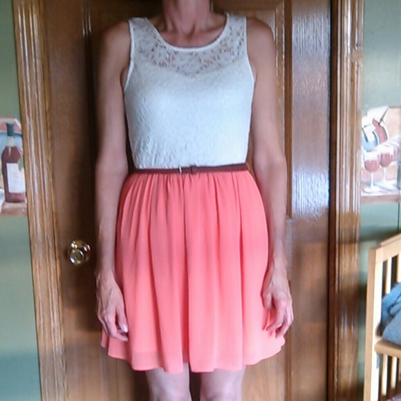 White and coral dress - Picture 2 of 4