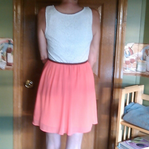 White and coral dress - Picture 4 of 4