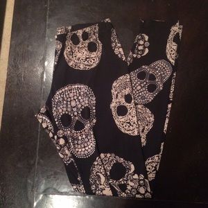 👌🏻OFFERS👍🏻Sugar skull lightweight leggings