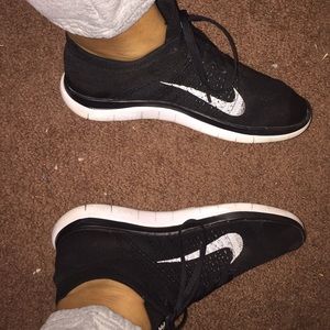 Nike black & white fly knits