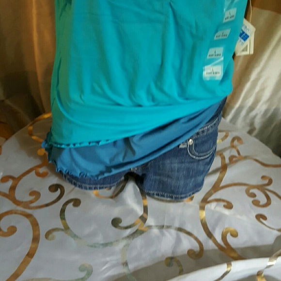 *NWT* TSHIRT - Picture 3 of 4