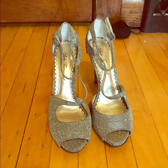 Silver Heels - Picture 2 of 4