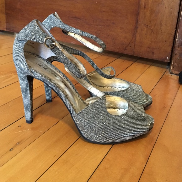 Silver Heels - Picture 3 of 4