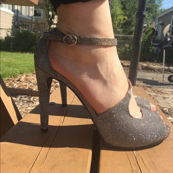 Silver Heels - Picture 1 of 4