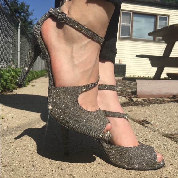 Silver Heels - Picture 4 of 4