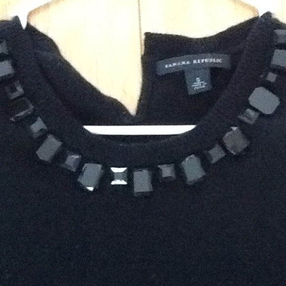 Sleeveless sweater with embellished neckline - Picture 2 of 2