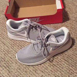 Light grey Nike roshes