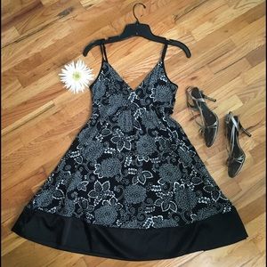 Sale‼️ Black white summer dress flower leaf satin