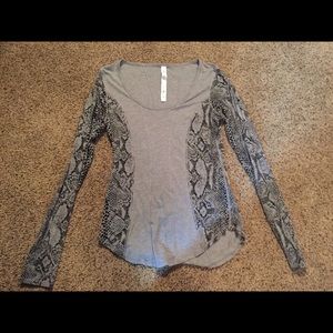 Lululemon size 4 long sleeve