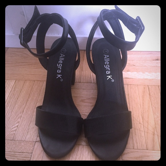 Black Chunky Heeled Sandals Size 7 (More like 7.5)