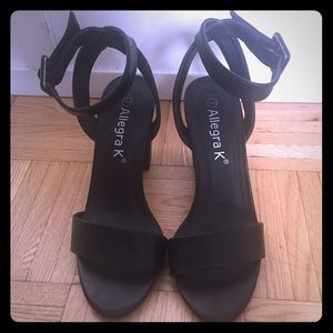 Black Chunky Heeled Sandals Size 7 (More like 7.5)