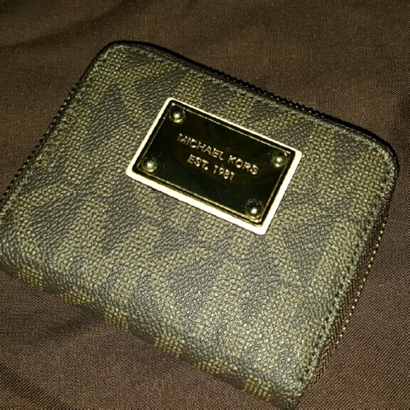 -sold locally - Michael kors small wallet - Picture 1 of 4