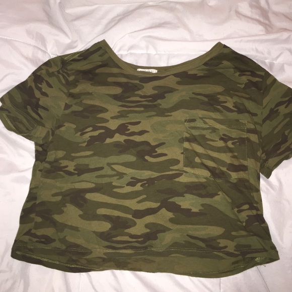 Camo crop top with front pocket