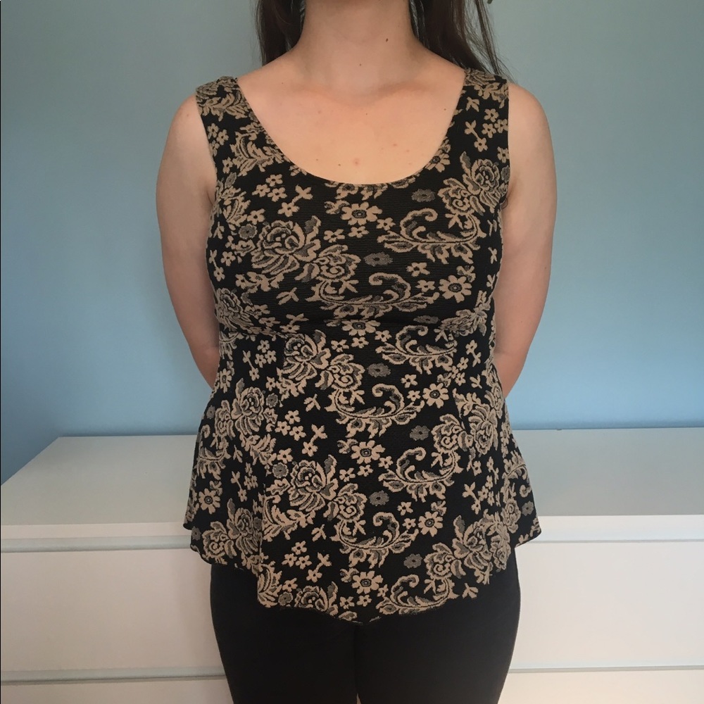 Floral top w/ back bow detail