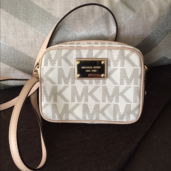 Michael Kors Handbags - Trade 4 Mk crossbody Michael kors small crossbody