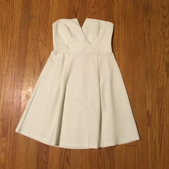 Lulu's strapless white dress