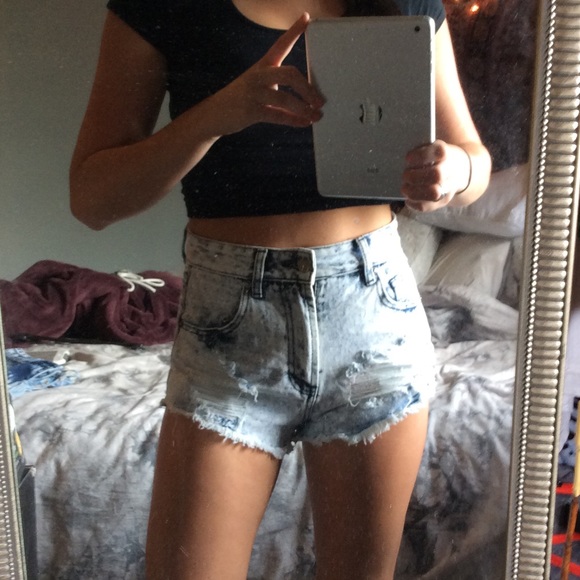 Light high wasted jean shorts 💙 - Picture 3 of 4