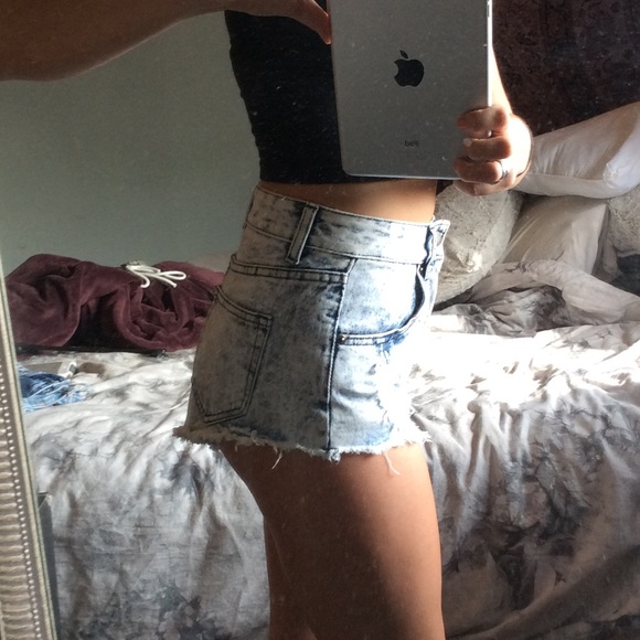 Light high wasted jean shorts 💙 - Picture 4 of 4