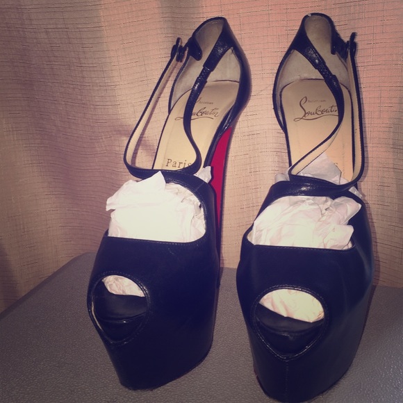 Christian Louboutin Shoes - Christian Louboutin Black Exagona Pumps