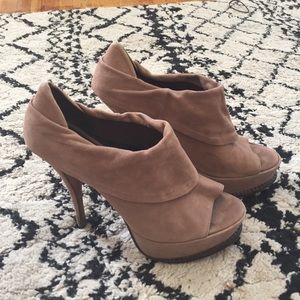 Elizabeth & James taupe suede platform heel