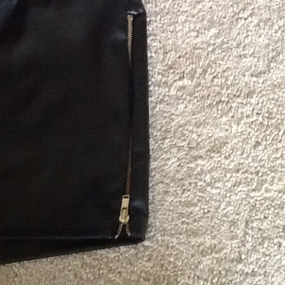 Faux leather shorts with zippers on sides - Picture 2 of 2