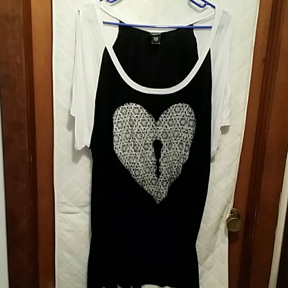 Top w/cold shoulder short sleeve 3X NWOT