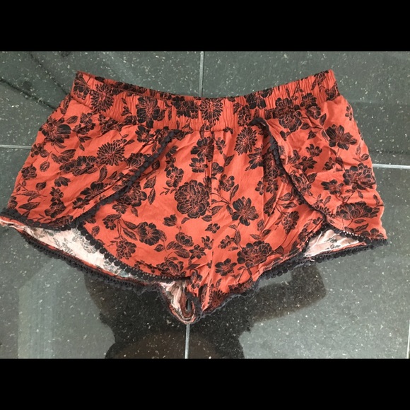 patterned flowy shorts - Picture 2 of 2