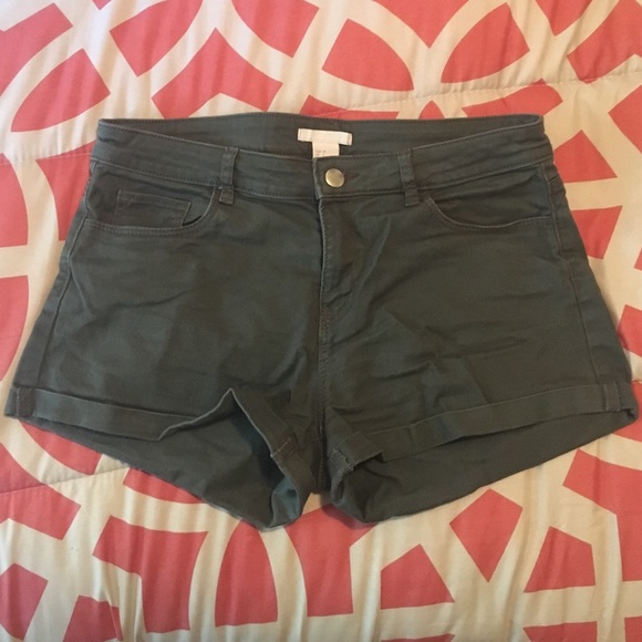 Short shorts - Picture 1 of 2