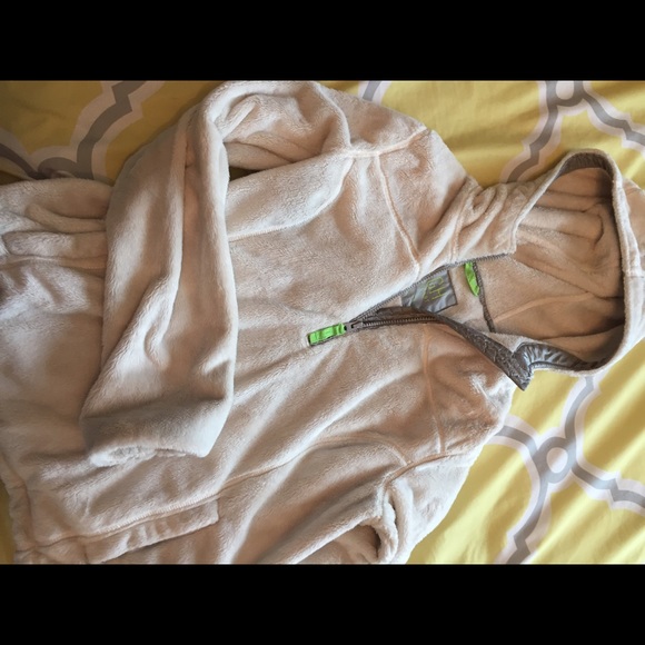 Gilly Hicks plush cream sweatshirt with pockets.