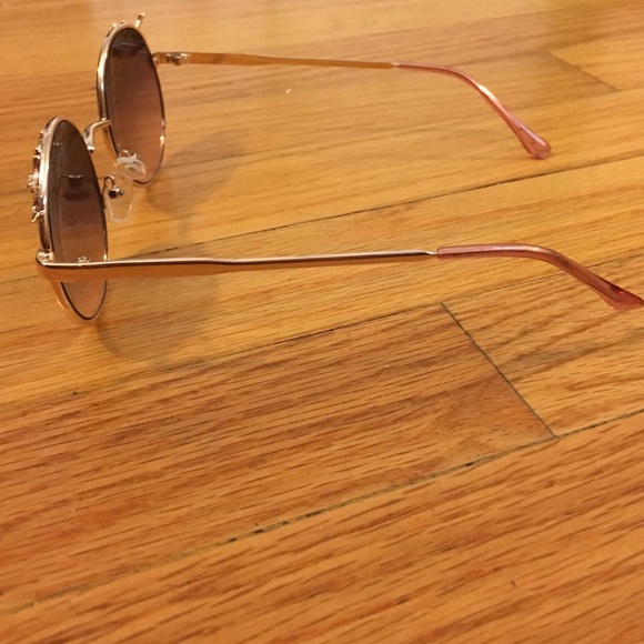 Brand new round sunglasses with birds. Never worn. - Picture 2 of 3