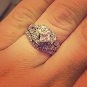 Beautiful 18k white gold wedding ring. 💕💍