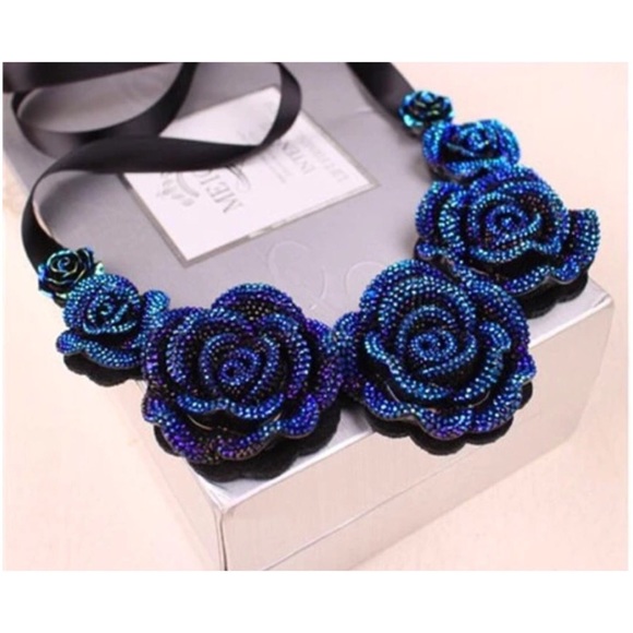 🎉HP🎉 5🌟 rated Blue flowers necklace - Picture 2 of 4