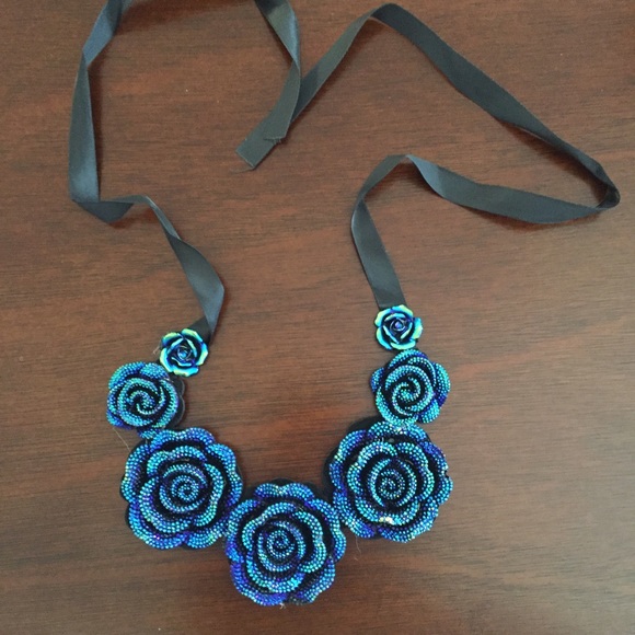 🎉HP🎉 5🌟 rated Blue flowers necklace - Picture 4 of 4