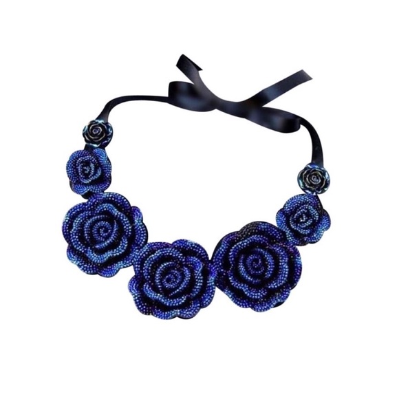 🎉HP🎉 5🌟 rated Blue flowers necklace - Picture 3 of 4