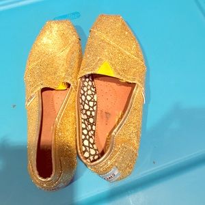 Gold sparkling toms