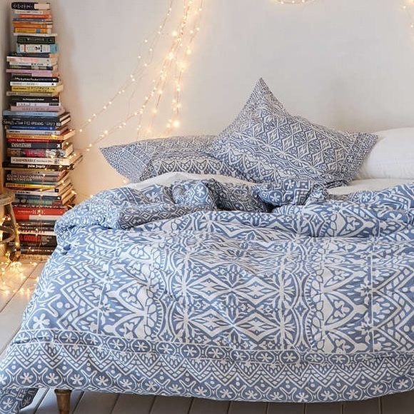 *SOLD* Urban Outfitters Comforter - Picture 1 of 1
