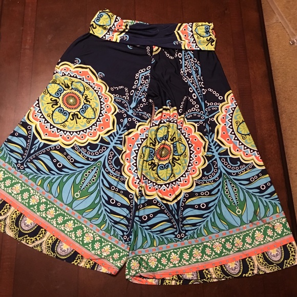 Boutique Capris - Picture 2 of 2