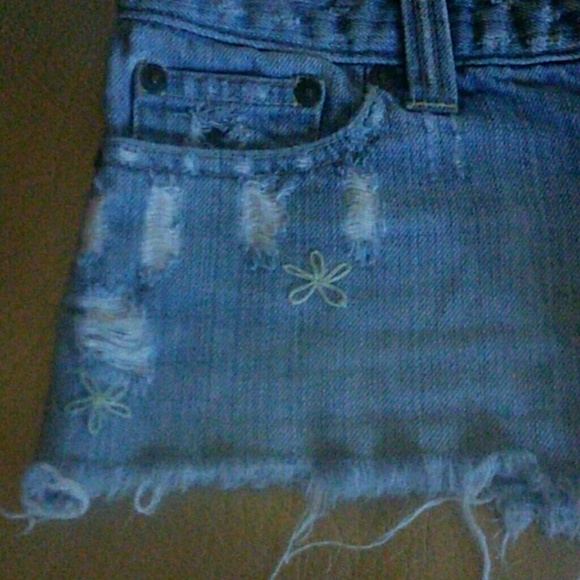 Short shorts - Picture 2 of 4