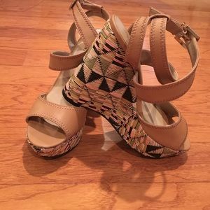 Just bad aztec print tan leather wedges! Size 61/2