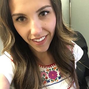 Meet your Posher, Elise