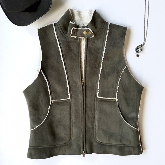 bebe Jackets & Blazers - ✨HP✨bebe Olive Green Fur-Lined Notch Collar Vest