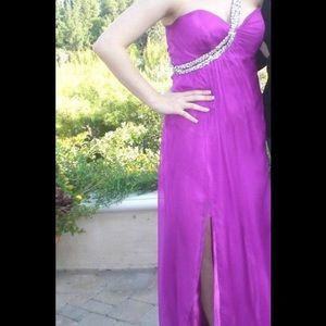 ⭐️ Magenta one shoulder evening dress