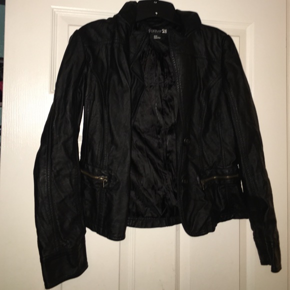 super cute black leather jacket 🤘🏿