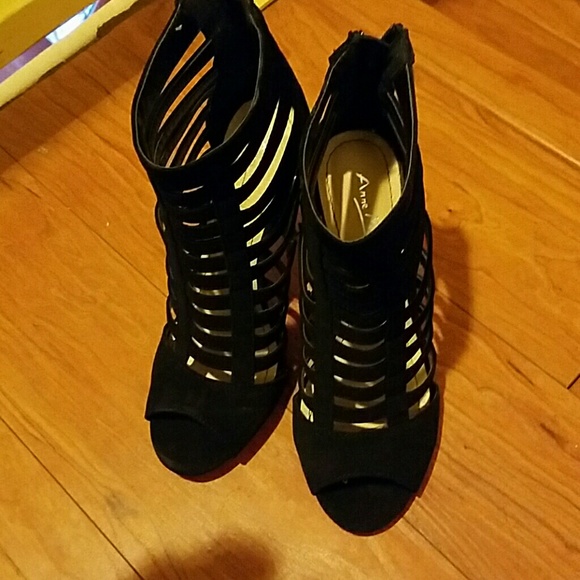 Heels - Picture 2 of 3