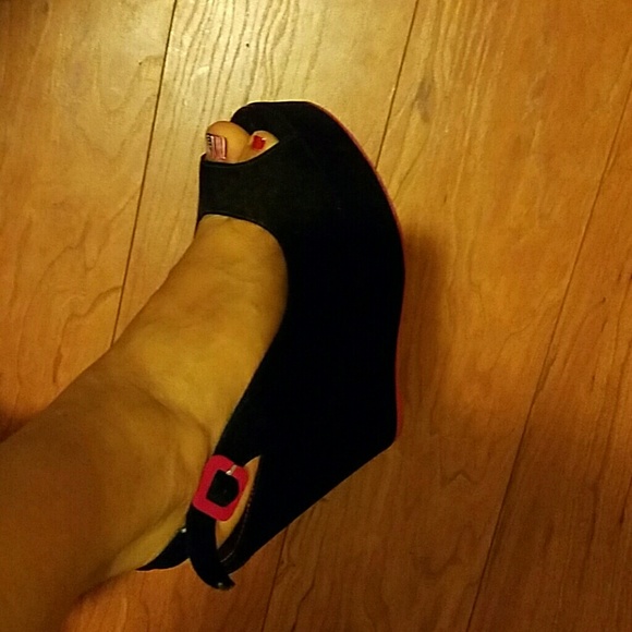 Black wedges