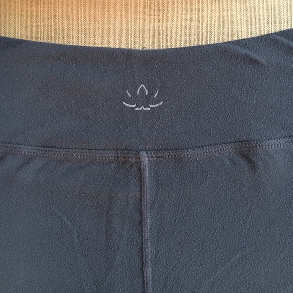 🌶 Beyond Yoga Gathered Capris in Steel Gray