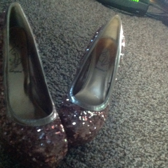 Heels - Picture 2 of 3