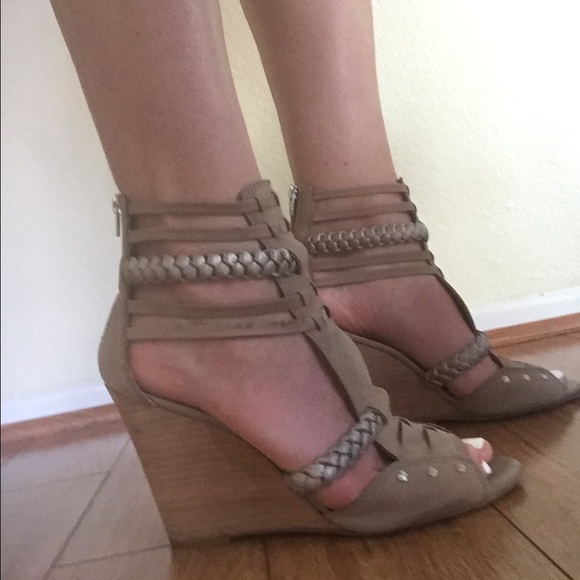 Light tan and light gold wedges