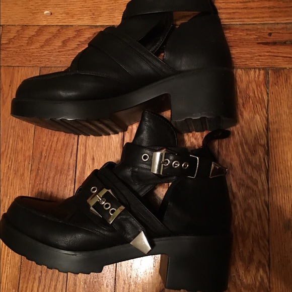 Black studded Tobi sandals!! New!